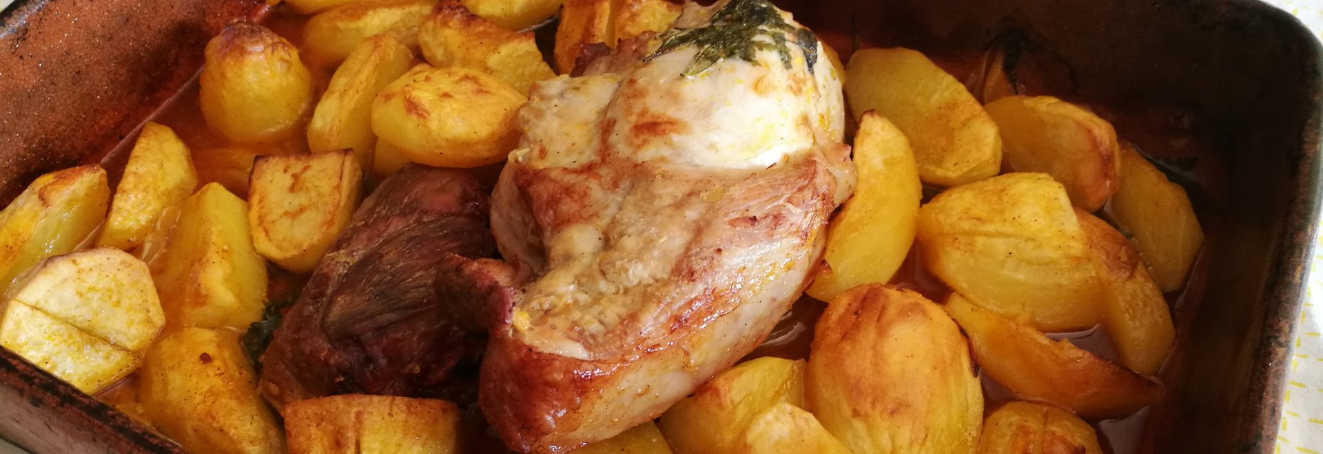 Cachaço de porco assado no forno com batatas novas