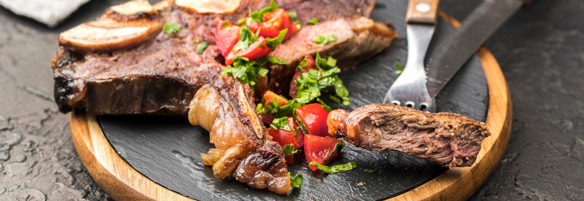 Costeletas de novilho grelhadas com salada de tomate