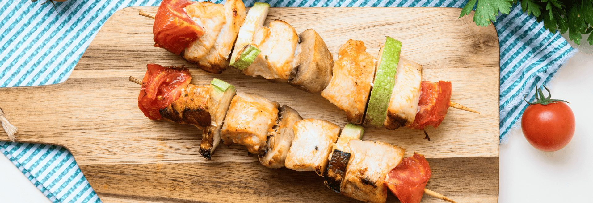 Espetadas de frango com legumes grelhados